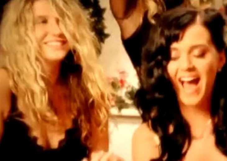 Kesha estourou com 'Tik Tok' em 2010. Três anos antes, ela aparecia no clipe de 'I Kissed a Girl', de Katy Perry.