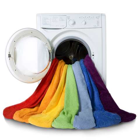 Se você ganhar uma roupa nova, precisa lavar antes de vestir. Provateare diz que faz isso, mas que sua mãe nunca fez. A primeira lavagem remove todos os resíduos químicos que sobraram do processo de fabricação. Se você não lavá-las, produtos químicos podem entrar em contato com a pele e causar irritação ou dermatite de contato. Tome cuidado também para que a roupa nova não manche as outras quando você for lavá-las pela primeira vez.