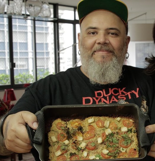 Vegano, Gordo tem dado 'bom exemplo' de alimentação com seu programa 'Panelaço'. Espetinho de carne não faz parte de sua churrasqueria, apenas de soja, berinjela, cebola, etc...