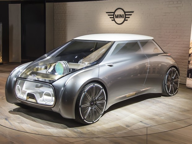Mini Cooper apresenta conceito futurista com gráficos de velocidade e ajustes automáticos
