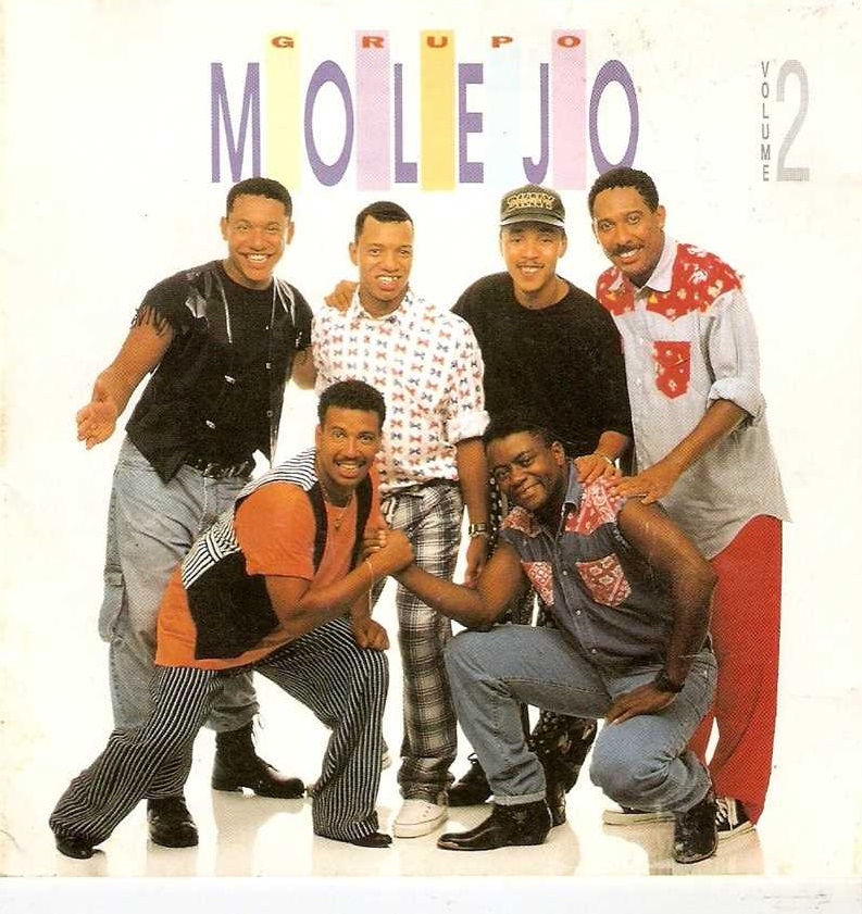 O Molejão foi formado em 1988 pelos pagodeiros Anderson Leonardo (cavaco, voz e vocal), Andrezinho (surdo, voz e vocal), William Araújo (violão e vocal), Claumirzinho (pandeiro e vocal), Lúcio Nascimento (percussão e vocal) e Jimmy Batera (bateria e vocal).  O grupo fez grande sucesso na década de 90 com as músicas 'Caçamba', 'Brincadeira de Criança', 'Dança da Vassoura', 'Samba Rock do Molejão', 'Paparico' e 'Cilada'.