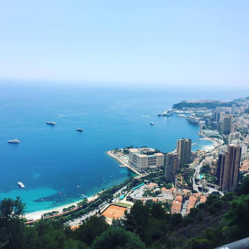 Degustação de vinhos na Cave Bianchi em Nice, seguida de jantar no famoso restaurante La Chèvre d´Or. Os convidados poderão apreciar pratos inspirados na tradição local, selecionados a dedo para o evento