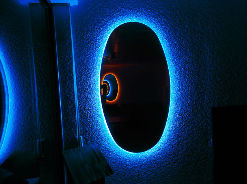 Para fazer, é necessário luzes de LED laranjas e azuis e alguns espelhos