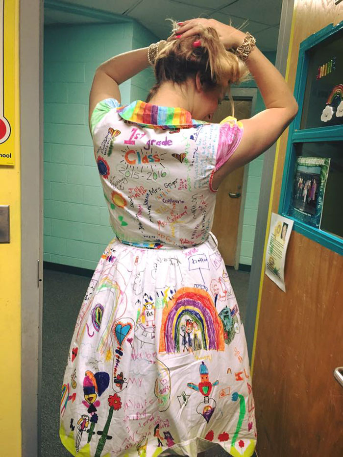 Professora deixa sua turma de primeira série pintar seu vestido com canetinha: 