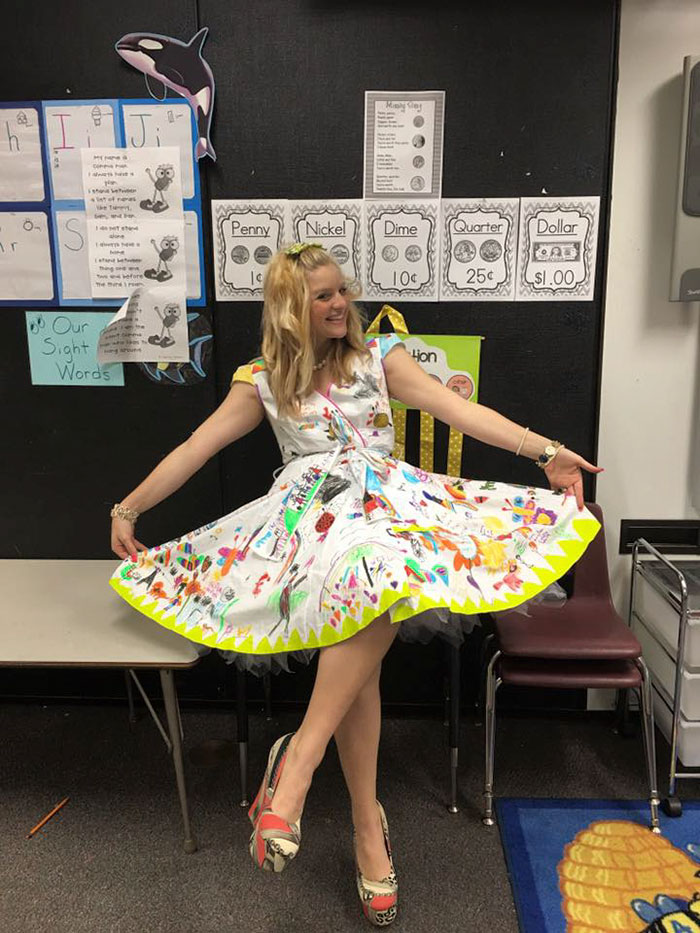 Professora deixa sua turma de primeira série pintar seu vestido com canetinha: 