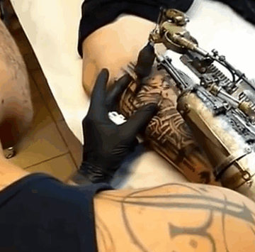 Prótese funciona como máquina de tattoo