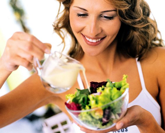 Uma salada de verduras e legumes é indispensável na dieta de qualquer pessoa, mas vale lembrar que a adição de cremes para temperar contribui para aumentar as calorias 