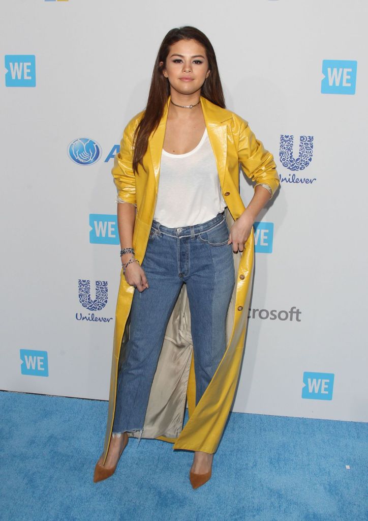 Selena caprichou durante o tapete vermelho do WE Day California. No total, as peças da cantora custaram cerca de R$ 11,5 mil. A calça jeans é da grife francesa Vetements por US$ 1.790 (cerca de R$ 7 mil). O scarpin Manolo Blahnik custa US$ 595 (cerca de R$ 2.380). O colar, da designer Jennifer Fisher, sai a US$ 495 (cerca de R$ 1.980)