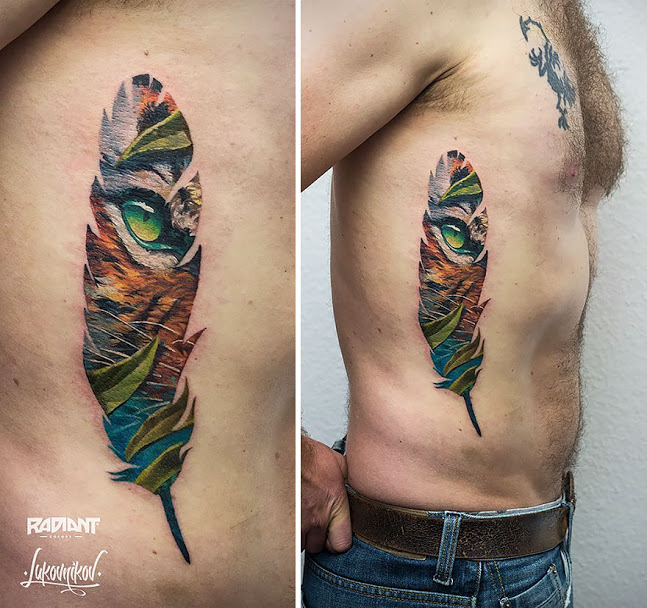 Andrey Lukovnikov gosta de combinar contornos e preenchimentos variados em suas tatuagens. O resultado lembra a técnica de fotografia chamada 