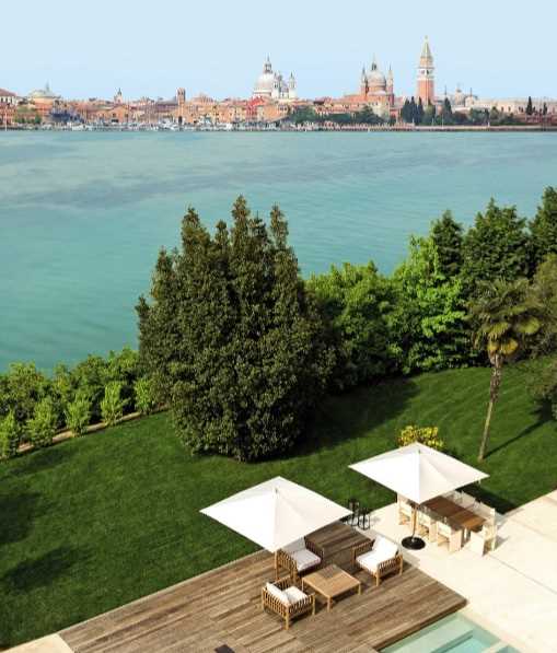 Para quem quer fugir da multidão de tutistas em Veneza, o guia Condé Nast recomenda o luxuoso JW Marriott Venice. O resort tem maravilhosos jardins com projetos de  paisagismo, e, de lancha, fica a 20 minutos da Praça de São Marcos.   A diária em um quarto duplo custa a partir de R$ 1.387.