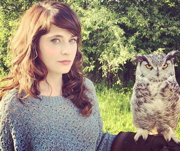 Zooey Deschanel, a Jessica Day de New Girl, apareceu no clipe de 'She's Got Issues' da banda The Offspring em 1999.