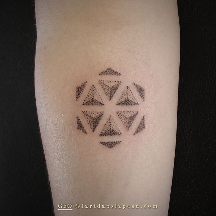 Tudo começou com mandalas e padrões geométricos, mas a popularização das tatuagens inspiradas em pontilhismo, uma técnica que consiste em agrupar vários pontinhos para criar texturas, tem feito tatuadores criar retratos e ousar em novos desenhos.  Reunimos nesta galeria algumas ideias de tatuagens feitas com pontilhismo.  Você se animaria em fazer uma?