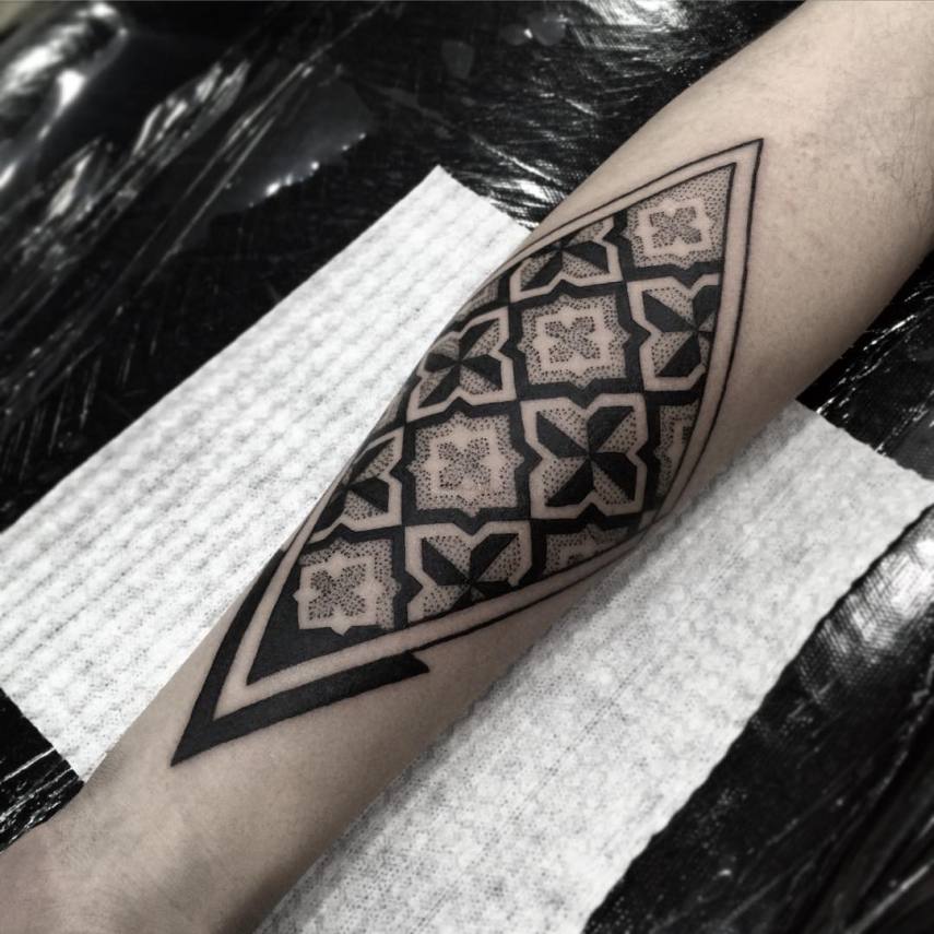 Tudo começou com mandalas e padrões geométricos, mas a popularização das tatuagens inspiradas em pontilhismo, uma técnica que consiste em agrupar vários pontinhos para criar texturas, tem feito tatuadores criar retratos e ousar em novos desenhos.  Reunimos nesta galeria algumas ideias de tatuagens feitas com pontilhismo.  Você se animaria em fazer uma?