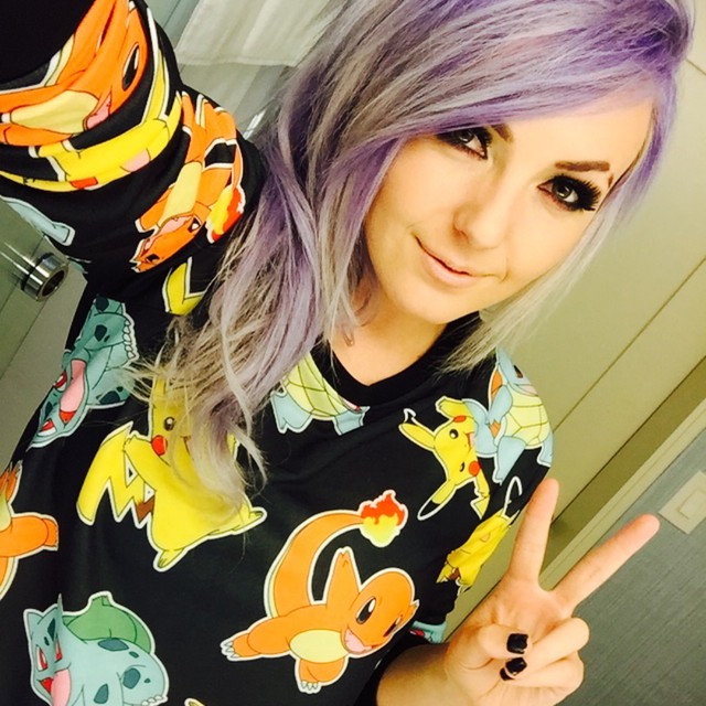 Jessica Nigri é uma das cosplayers mais famosas do Instagram. Sendo uma das modelos mais requisitadas de feiras e convenções geek, ela também está na onda do Pokémon GO, jogo que tem deixado o mundo inteiro louco - menos o Brasil, onde até agora não foi lançado oficialmente.  A cosplayer tem dezenas de fantasias de super-heróis e animes, mas chama a atenção mesmo quando faz suas versões dos Pokémons e também do treinador Ash Ketchum.