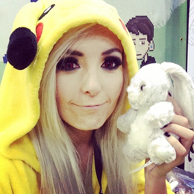 Jessica Nigri é uma das cosplayers mais famosas do Instagram. Sendo uma das modelos mais requisitadas de feiras e convenções geek, ela também está na onda do Pokémon GO, jogo que tem deixado o mundo inteiro louco - menos o Brasil, onde até agora não foi lançado oficialmente.  A cosplayer tem dezenas de fantasias de super-heróis e animes, mas chama a atenção mesmo quando faz suas versões dos Pokémons e também do treinador Ash Ketchum.