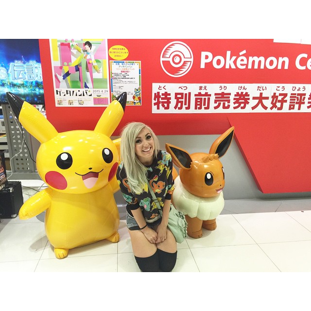 Jessica Nigri é uma das cosplayers mais famosas do Instagram. Sendo uma das modelos mais requisitadas de feiras e convenções geek, ela também está na onda do Pokémon GO, jogo que tem deixado o mundo inteiro louco - menos o Brasil, onde até agora não foi lançado oficialmente.  A cosplayer tem dezenas de fantasias de super-heróis e animes, mas chama a atenção mesmo quando faz suas versões dos Pokémons e também do treinador Ash Ketchum.