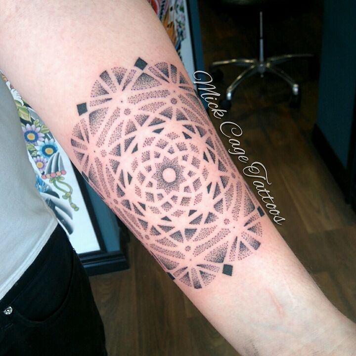 Tudo começou com mandalas e padrões geométricos, mas a popularização das tatuagens inspiradas em pontilhismo, uma técnica que consiste em agrupar vários pontinhos para criar texturas, tem feito tatuadores criar retratos e ousar em novos desenhos.  Reunimos nesta galeria algumas ideias de tatuagens feitas com pontilhismo.  Você se animaria em fazer uma?