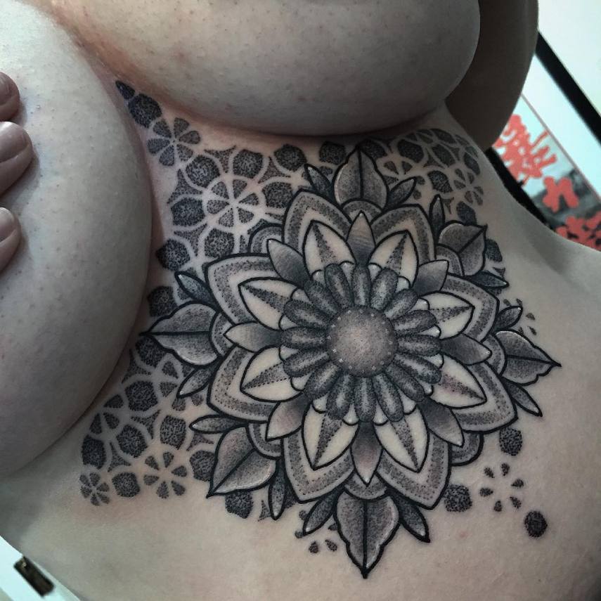 Tudo começou com mandalas e padrões geométricos, mas a popularização das tatuagens inspiradas em pontilhismo, uma técnica que consiste em agrupar vários pontinhos para criar texturas, tem feito tatuadores criar retratos e ousar em novos desenhos.  Reunimos nesta galeria algumas ideias de tatuagens feitas com pontilhismo.  Você se animaria em fazer uma?