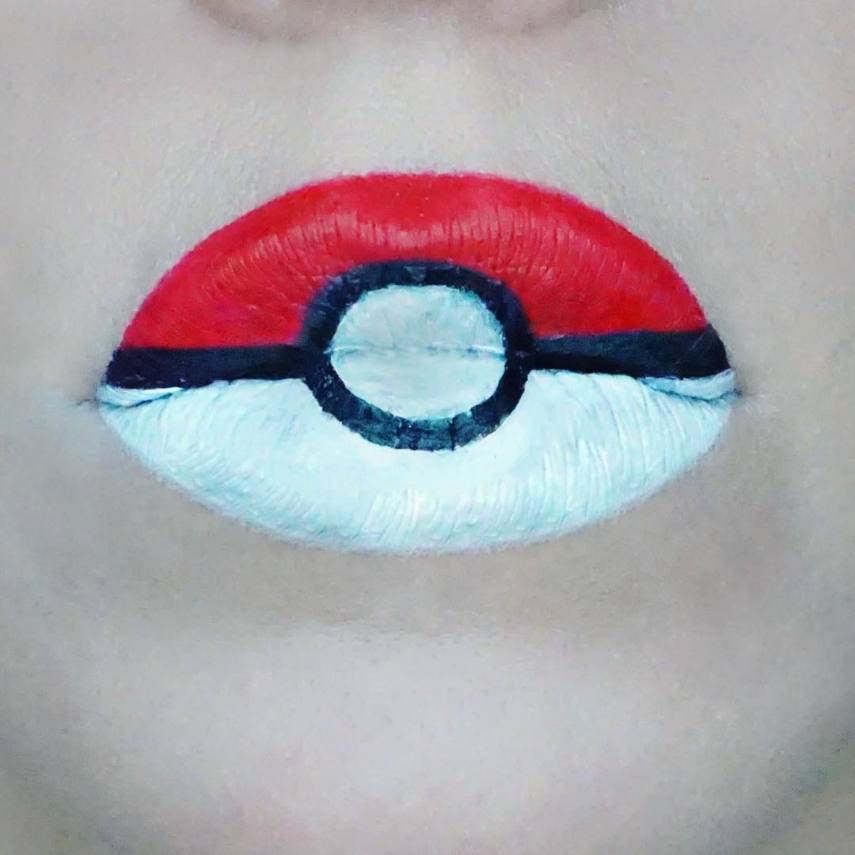  Se já é difícil acompanhar um tutorial para fazer um delineado perfeito, imagine seguir um passo a passo para sair de casa com um raio de Pikachu desenhado nos olhos. Alguns fãs de Pokémon Go estão tão obcecados em sair caçando Charmander e Bulbasauro na vida real que se inspiraram no joguinho para se maquiar. Enquanto o Pokémon Go não chega no Brasil, veja fotos com makes inspiradas nos personagens.  Mas vale pensar duas vezes antes de fazer qualquer uma delas e sair por aí: