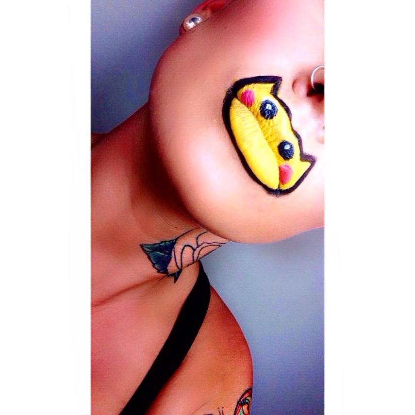  Se já é difícil acompanhar um tutorial para fazer um delineado perfeito, imagine seguir um passo a passo para sair de casa com um raio de Pikachu desenhado nos olhos. Alguns fãs de Pokémon Go estão tão obcecados em sair caçando Charmander e Bulbasauro na vida real que se inspiraram no joguinho para se maquiar. Enquanto o Pokémon Go não chega no Brasil, veja fotos com makes inspiradas nos personagens.  Mas vale pensar duas vezes antes de fazer qualquer uma delas e sair por aí: