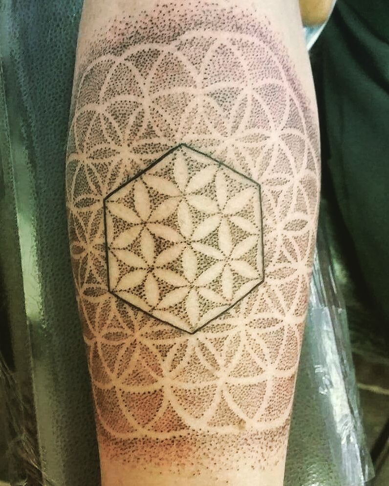 Tudo começou com mandalas e padrões geométricos, mas a popularização das tatuagens inspiradas em pontilhismo, uma técnica que consiste em agrupar vários pontinhos para criar texturas, tem feito tatuadores criar retratos e ousar em novos desenhos.  Reunimos nesta galeria algumas ideias de tatuagens feitas com pontilhismo.  Você se animaria em fazer uma?