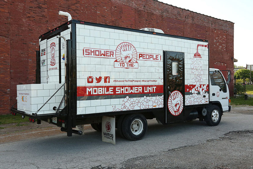 Jake Austin comprou um caminhão velho e transformou em um 'chuveiro móvel' para moradores de rua poderem fazer higiene pessoal