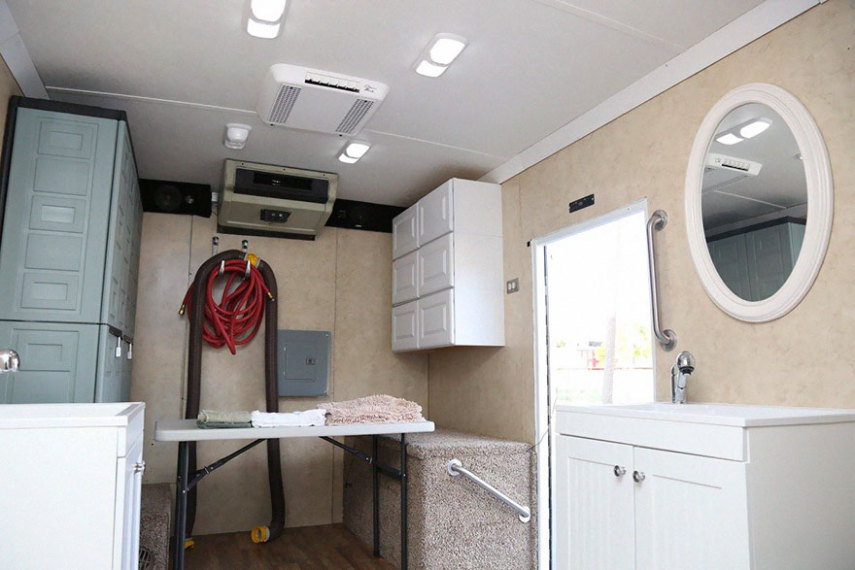 Jake Austin comprou um caminhão velho e transformou em um 'chuveiro móvel' para moradores de rua poderem fazer higiene pessoal