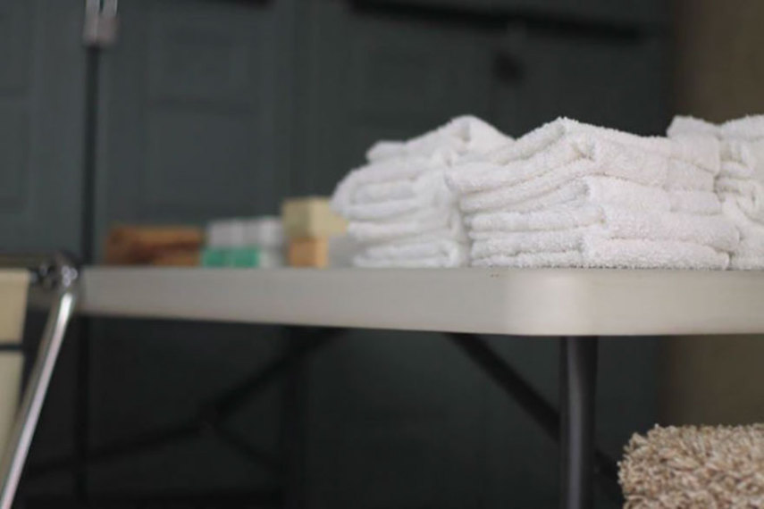Jake Austin comprou um caminhão velho e transformou em um 'chuveiro móvel' para moradores de rua poderem fazer higiene pessoal