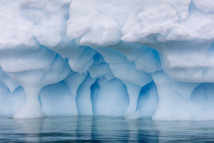 A fotógrafa Julieanne Kost resolveu se embrenhar pelo coração da Antártida em busca dos melhores cliques desse 'gelo azul' que ainda navega pelo nosso planeta. Lindo demais!