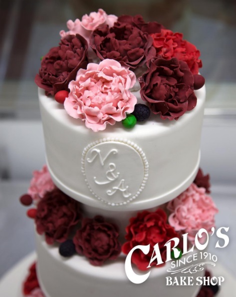 Bom, ele é o Cake Boss! Se você é um apaixonado por bolos e não está seguindo   essa conta, resolva isso já! É só procurar por @carlosbakery no Instagram