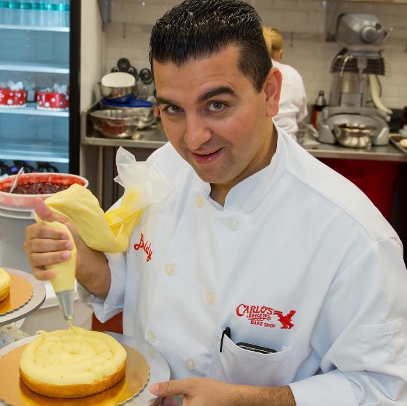 Bom, ele é o Cake Boss! Se você é um apaixonado por bolos e não está seguindo   essa conta, resolva isso já! É só procurar por @carlosbakery no Instagram