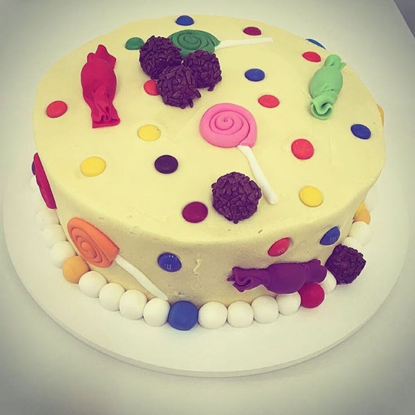 Luana Davidsohn é dona de uma confeitaria em São Paulo e posta sempre fotos de bolos maravilhosos. Siga, @confeitariadaluana