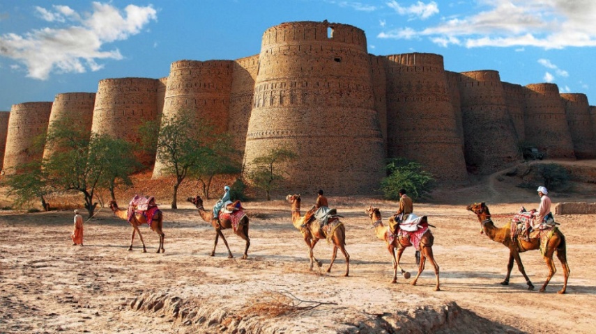 No meio do deserto e erguida em 1733, a fortaleza chama atenção por seu formato quadrado.
