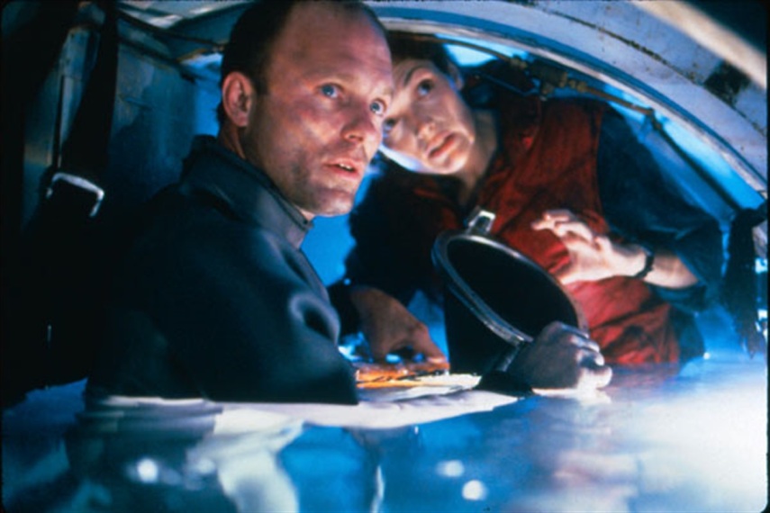 Em O Segredo do Abismo, Ed Harris teve uma cena em que seu personagem fica sem oxigênio durante o mergulho. O diretor, James Cameron, realmente deu um tanque sem oxigênio para o ator, para que houvesse uma asfixia mais realista. A história terminou bem para Ed e mal para Cameron, que levou um soco na cara do ator. Eles nunca mais trabalharam juntos desde então