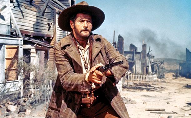 Em Três Homens em Conflito, Eli Wallach quase perdeu sua vida muitas vezes durante as filmagens. Primeiro, ele bebeu de uma garrafa de ácido que um membro da equipe deixou no set. Em outra cena, tinha que andar a cavalo com as mãos presas nas costas. O cavalo disparou pelo deserto e ele teve que se equilibrar por quase 2 quilômetros. Na experiência de quase morte mais famosa, Wallach quase perdeu a cabeça – literalmente! - ao filmar uma cena em um trem