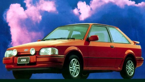 Quem consegue esquecer a sensação de entrar em um carro novo nos anos 80 ou 90? Ou até os mais fanáticos que compravam revistas especializadas na época para ver testes e guardar um pôster do carro eleito o melhor daquele ano?  Até hoje, quem é fã de carros, gosta de ver alguns modelos que marcaram época para relembrar o sentimento com os possantes que fizeram história nas décadas passadas.  Fizemos uma galeria reunindo alguns modelos cobiçados nos anos 80 e 90.