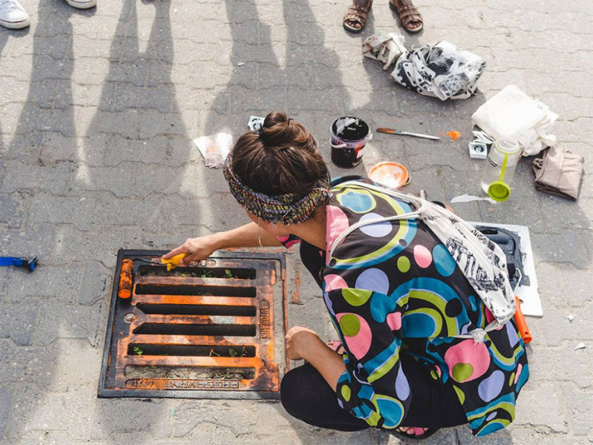 O coletivo de arte Raubdruckerintem vem ganhando destaque pela forma com que usa tampas de bueiros, grades, tampas de ventilação e outros elementos das ruas para fazer estampas