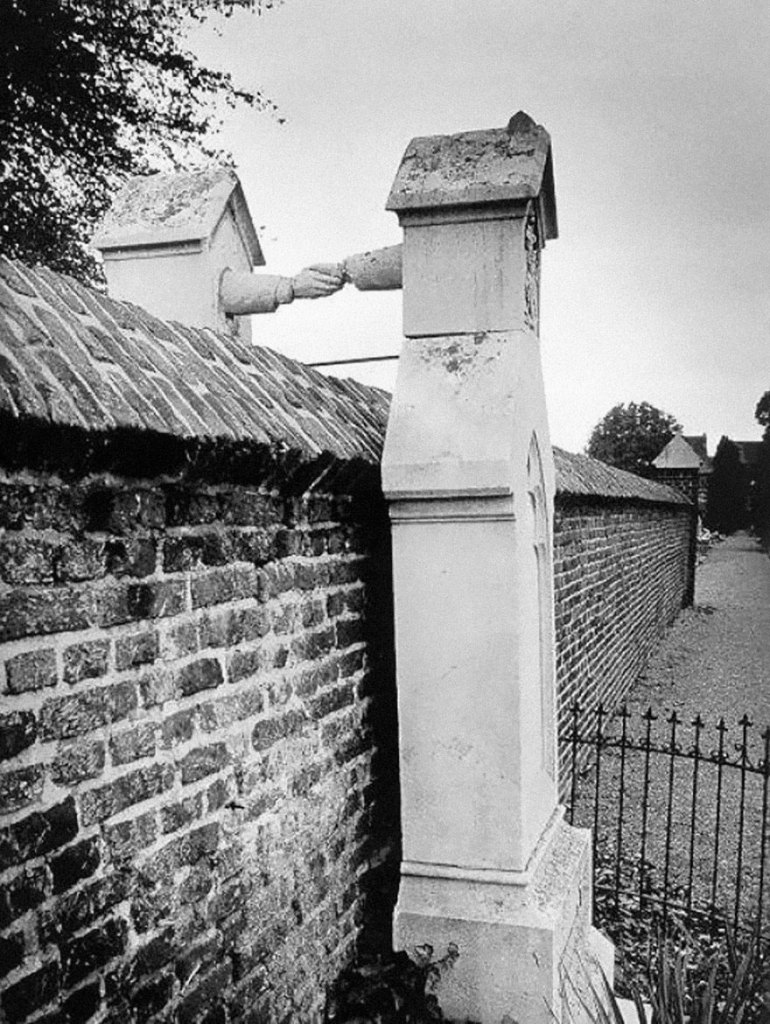 Os túmulos de uma mulher católica e seu marido protestante na Holanda, em 1888