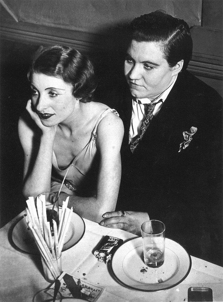 Um casal de lésbicas no Le Monocle, em Paris, 1932