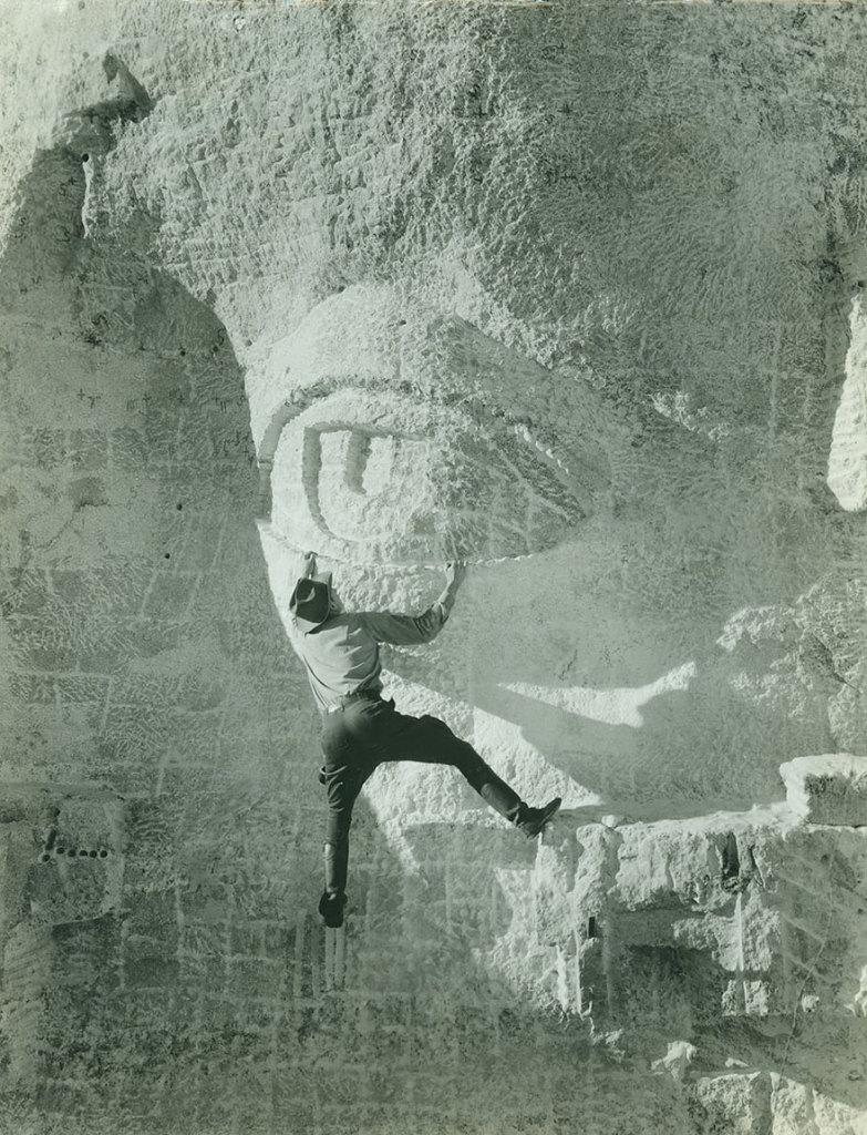 Homem em um dos olhos do Monte Rushmore, em 1930. As esculturas dos quatro ex-presidentes norte-americanos - George Washington, Thomas Jefferson, Abraham Lincoln e Theodore Roosevelt - começaram em 1927 e só foram finalizadas 14 anos depois