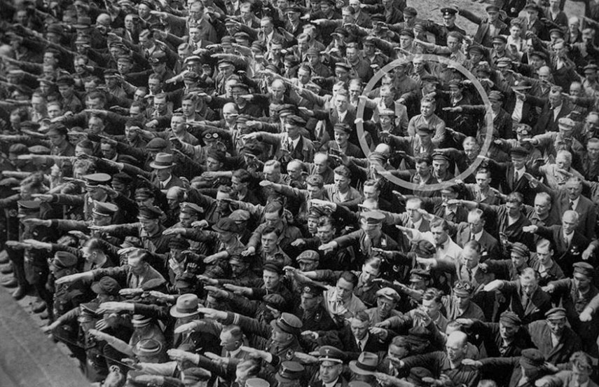 Um único homem se recusa a fazer a saudação nazista em 1936