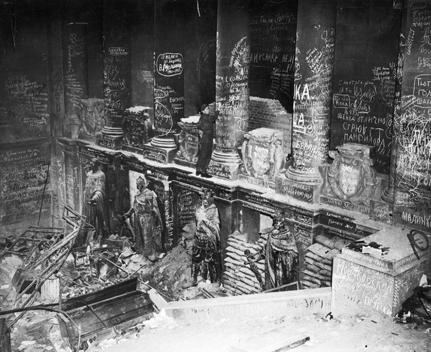 Tropas soviéticas grafitam o Reichstag após tomarem Berlim em 1945
