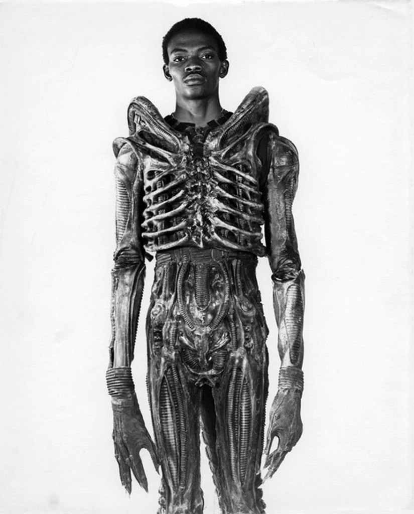 Com 2,10 metros de altura, Bolaji Badejo, nigeriano e estudante de design, que foi ator apenas uma vez na vida. Na foto, ele usa a fantasia do clássico de sci-fi Alien em 1978 