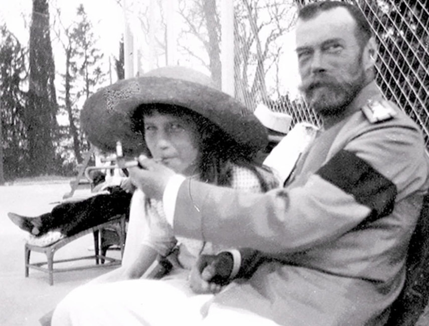 O Czar Nicholas II permite que a filha, a Grã-Duquesa Anastasia fume