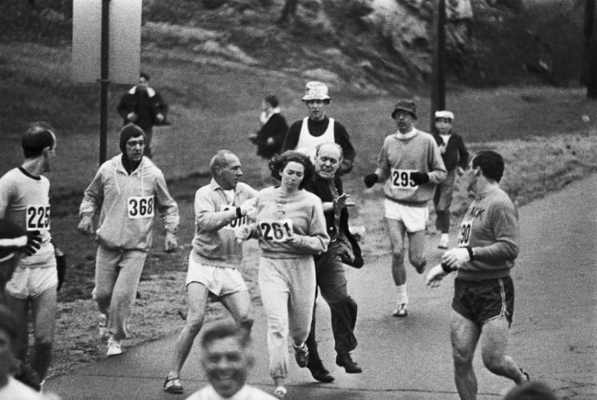 Em 1967, organizadores e corredores tentam parar Kathrine Switzer de competir na Maratona de Boston. Ela foi a primeira mulher a terminar a corrida