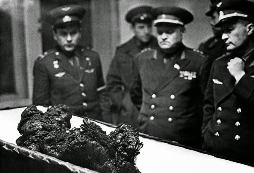 Os restos mortais do astronauta Vladimir Komarov, que morreu após o lançamento da Soyuz 1, em 1967