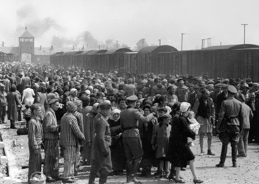 Judeus da Hungria são selecionados pelos nazistas para serem mandados para a câmara de gás no campo de concentração de Auschwitz, em junho de 1944