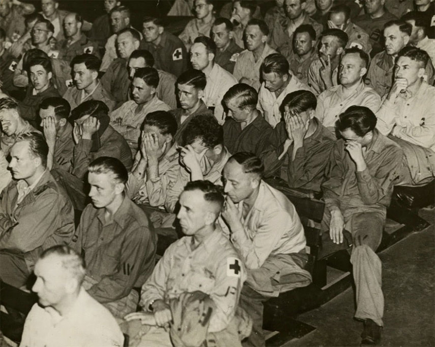 Soldados alemães reagem a filmagens dos campos de concentração em 1945
