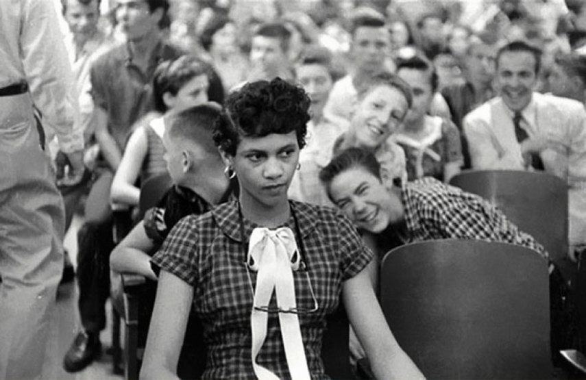 Dorothy Counts, a primeira garota negra a ir para uma escola só de brancos nos Estado Unidos, sendo discriminada e sofrendo bullying por parte dos meninos da Charlotte Harry Harding High School, em 1957