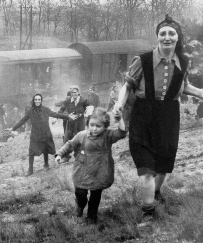 Prisioneiros judeus são liberados do trem da morte em 1945